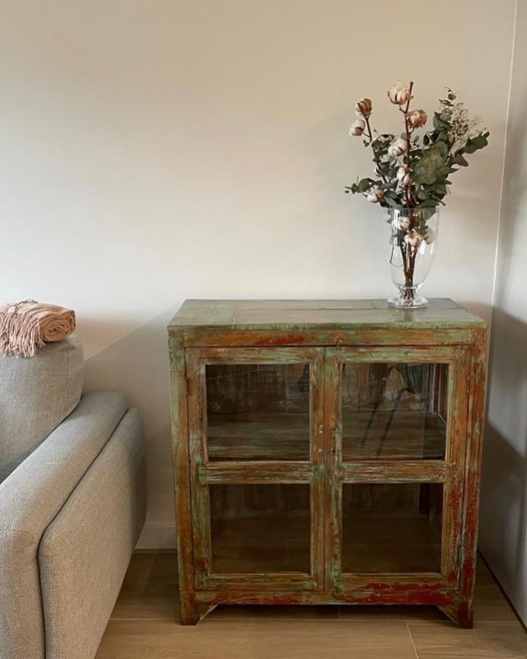 Armario esquinero de madera y cristal