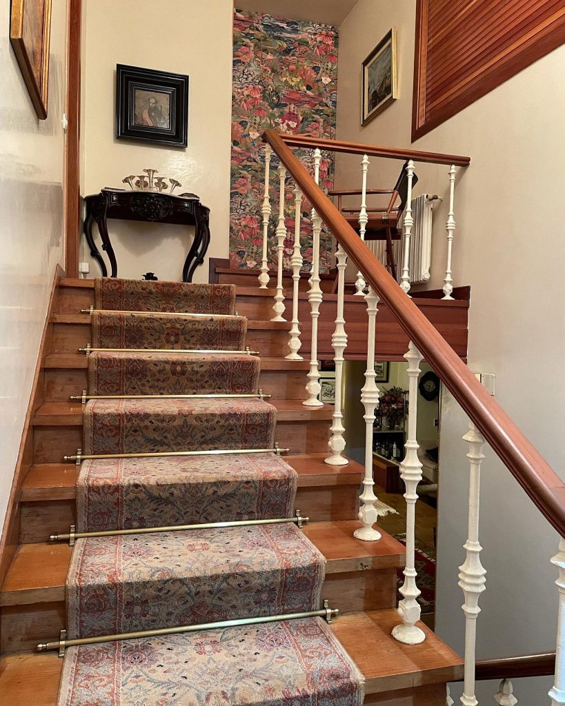 Interior de vivienda con escaleras